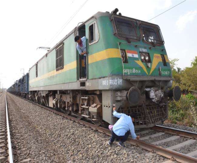 निमियाघाट-पारसनाथ के बीच मालगाड़ी के इंजन में आयी खराबी, दो घंटे तक रेल परिचालन प्रभावित Dhanbad News