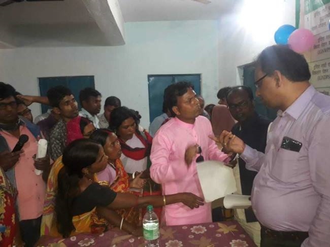 बड़ा अंबोना में मुखिया पुत्र व शिकायतकर्ताओं में बकझक