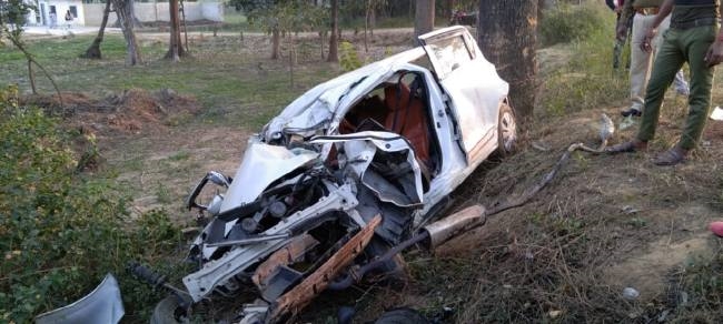 तेज रफ्तार कार पेड़ से टकराई, दो युवकों की मौत
