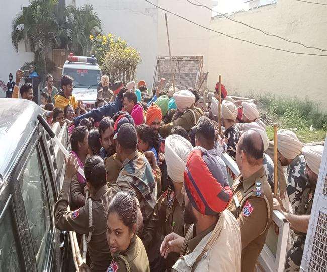 Teachers Protest In Jalandhar: शिक्षा मंत्री परगट सिंह के घर का घेराव कर रहे टीचराें पर लाठीचार्ज, 2 शिक्षिकाएं घायल