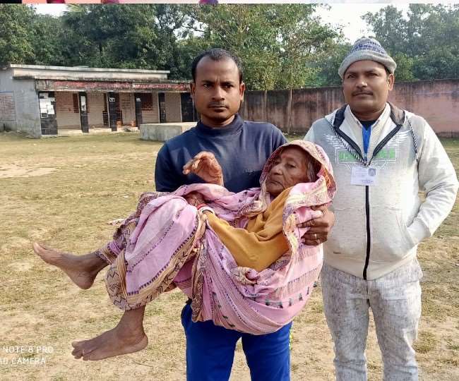 Bihar Panchayat Chunav 2021 : नाथनगर में 85 साल की चमेली दादी ने कास्ट किया वोट, देखें 8वें चरण की दिलचस्प तस्वीरें