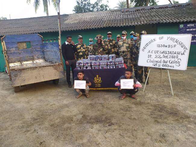 BSF ने 2114 बोतल फेंसिडिल और 10,092 स्ट्रिप्स गर्भनिरोधक गोलियों की बड़ी खेप के साथ दो तस्करों को दबोचा
