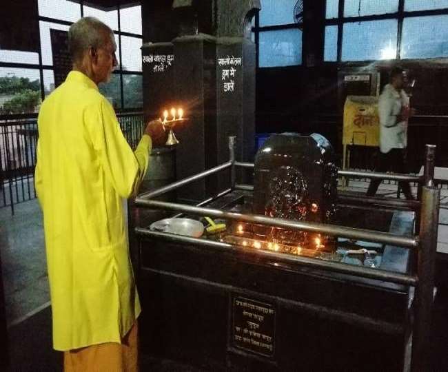 शनिदेव की कृपा पाने के लिए शनिवार को जरूर करें ये आरती