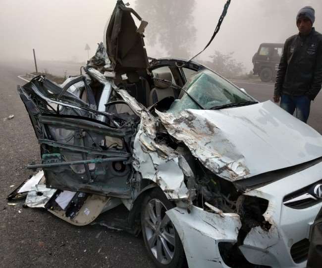 कोहरे में बड़ा हादसा : रोडवेज बस की टक्कर से उड़े कार के परखचे, चार यात्री गंभीर