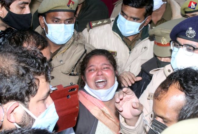 अलीगढ़ में नामाकन निरस्त होने पर हंगामा, डीएम
की कार आगे लेटी महिला दावेदार