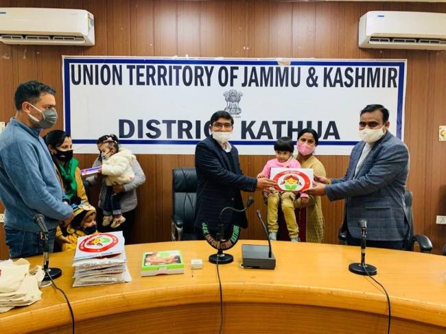 सेव गर्ल्स चाइल्ड पर पोस्टर प्रतियोगिता में नेहा अव्वल