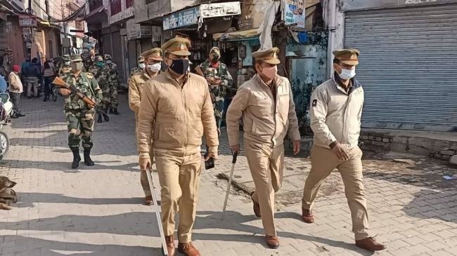 पुलिस ने बीएसएफ संग निकाला पैदल मार्च, शरारती तत्व देखते ही भागे