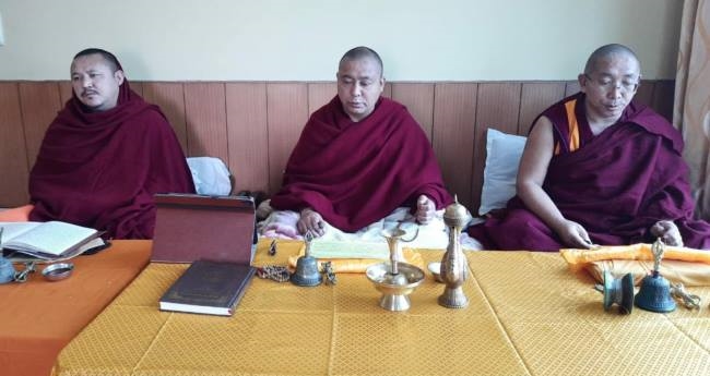 ओमिक्रोन की शांति के लिए लामाओं ने शुरू की पूजा