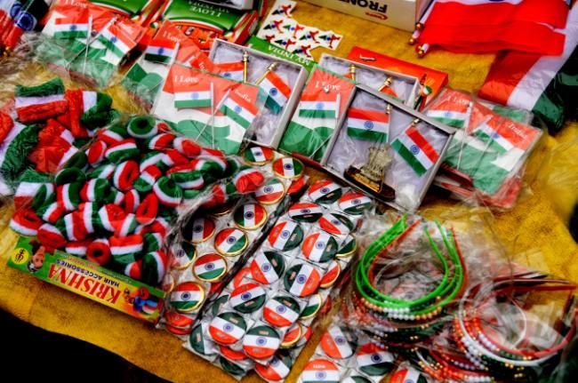 देशभक्ति के रंग में रंगने लगा बाजार