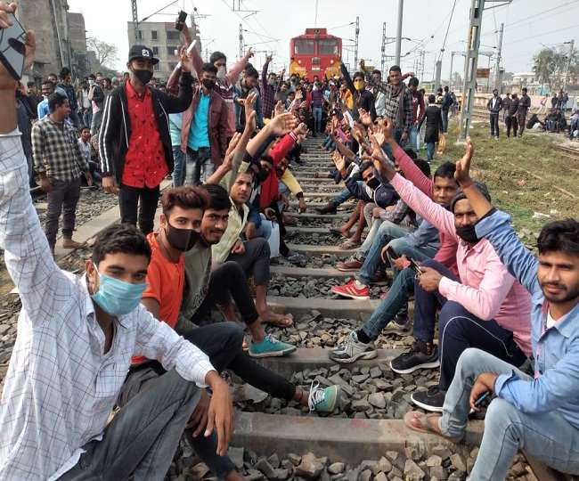 रेलवे भर्ती बोर्ड के आरआरबी एनटीपीसी रिजल्ट में धांधली की शिकायतों को लेकर सीतामढ़ी में प्रदर्शन, पुलिस ने की फायरिंग