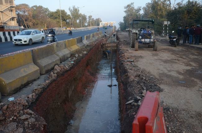 खंदारी चौराहा से आइएसबीटी फ्लाईओवर की सर्विस रोड बंद