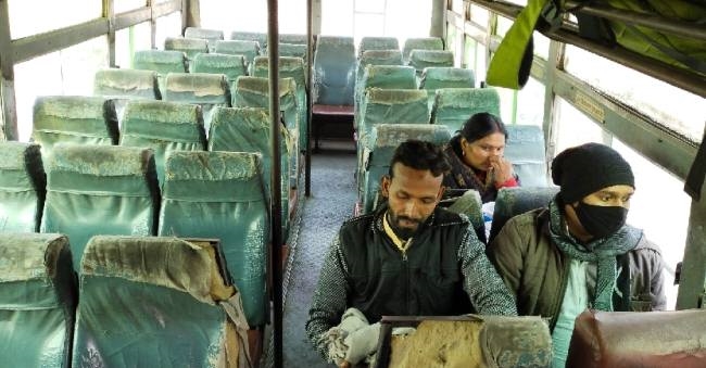 सरकारी बसों में यात्रा कर कांप जा रहे लोग