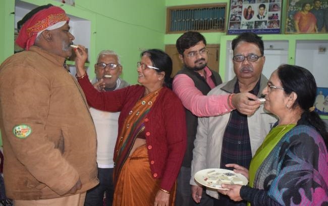 जिया की सफलता पर ननिहाल में बंटी मिठाइयां