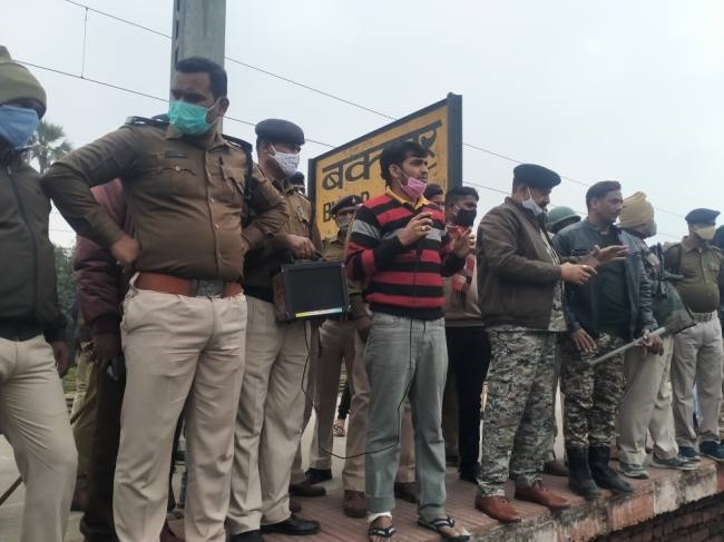 बक्सर में रेल पटरियों पर उतरे छात्र, हावड़ा-दिल्ली मुख्य रेल पथ घंटो रहा जाम