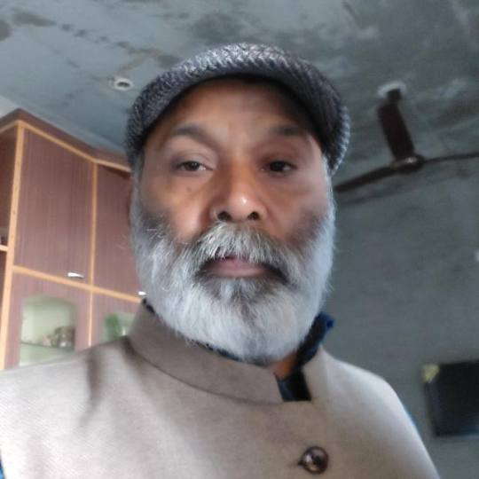 संगीत की शिक्षा देकर विद्यार्थियों का मार्गदर्शन कर रहे प्रोफेसर राजेश मोहन