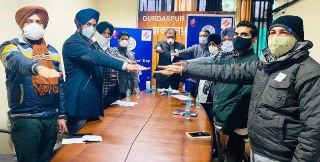 लोकतंत्र को मजबूत करने के लिए करें वोट डालें