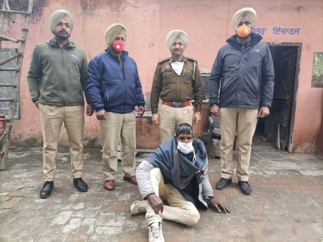 घर से चोरी कर निकल रहा आरोपित पुलिस को सौंपा