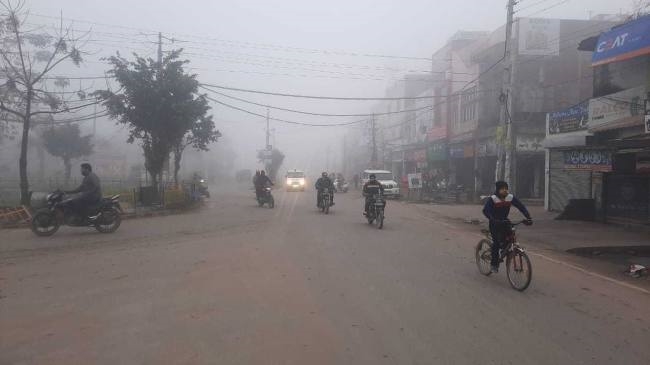 घनी धुंध के कारण वाहनों की रफ्तार धीमी, गर्म कपड़ा बेचने वालों की चांदी