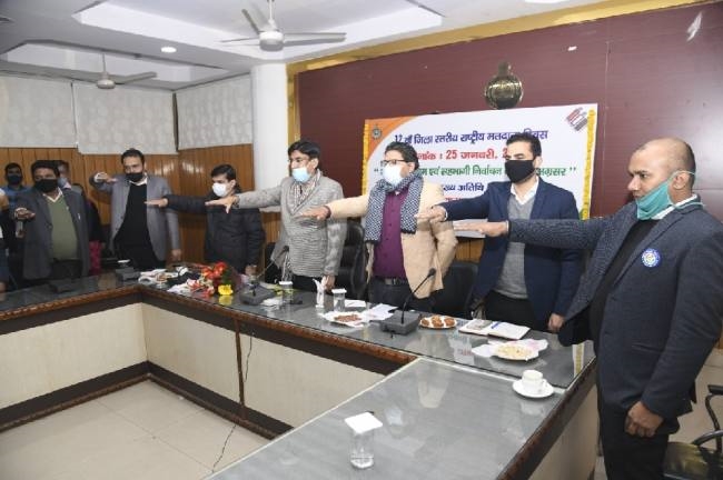 सौ प्रतिशत मतदान की दिलाई शपथ, चार बीएलओ सम्मानित