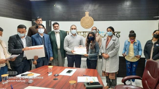 निष्पक्ष रूप से चुनाव करवाना एक प्रजातांत्रिक देश की बड़ी खूबी