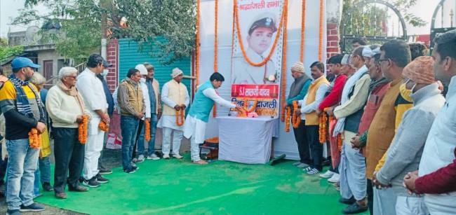 साथी पुलिस कर्मियों ने लालजी के स्वजनों को सौंपा 12.50 लाख