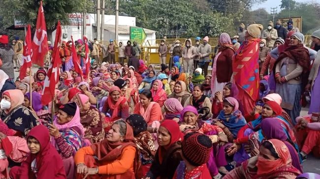 आंगनबाड़ी वर्करों ने बाबा भूमण शाह चौक दिया धरना