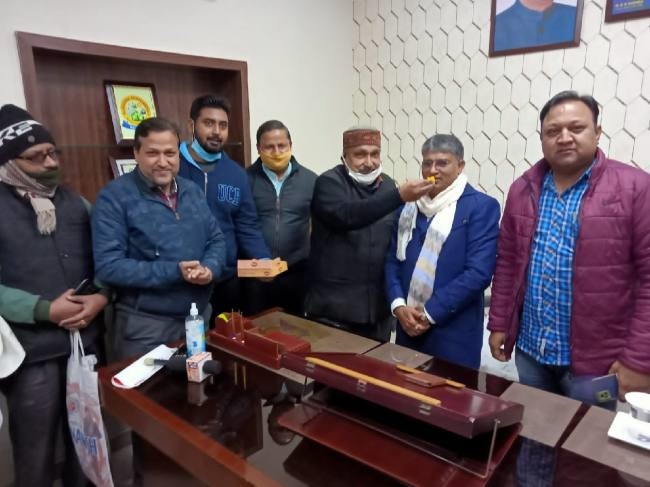 दुकानों को आठ बजे तक खोलने की मांग, मेयर से मिले व्यापारी