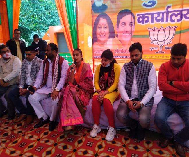 रेसलर बबीता फोगाट बोलीं, पहले हत्या तक की नहीं दर्ज होती थी रिपोर्ट, अब नियम तोड़ने पर हो जाता केस दर्ज
