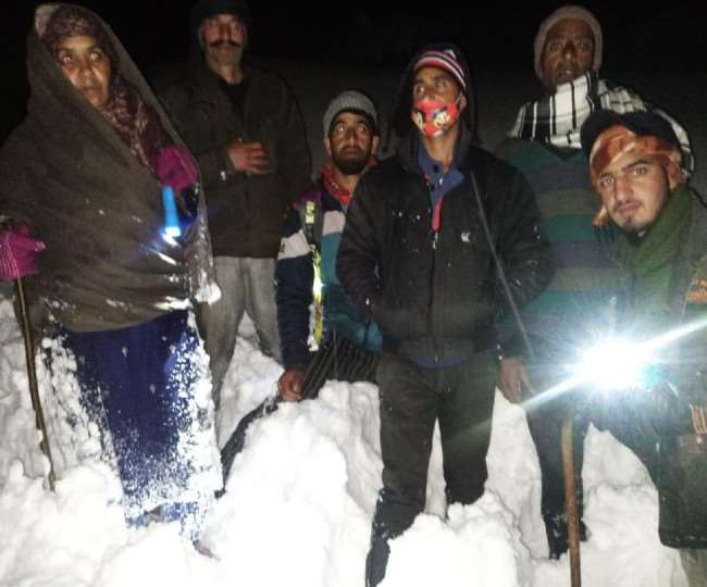 जम्मू-कश्मीर: ऊधमपुर पुलिस बनी मसीहा, बसंतगढ़ में भारी बर्फबारी में फंसे छह लोगों को बचाया