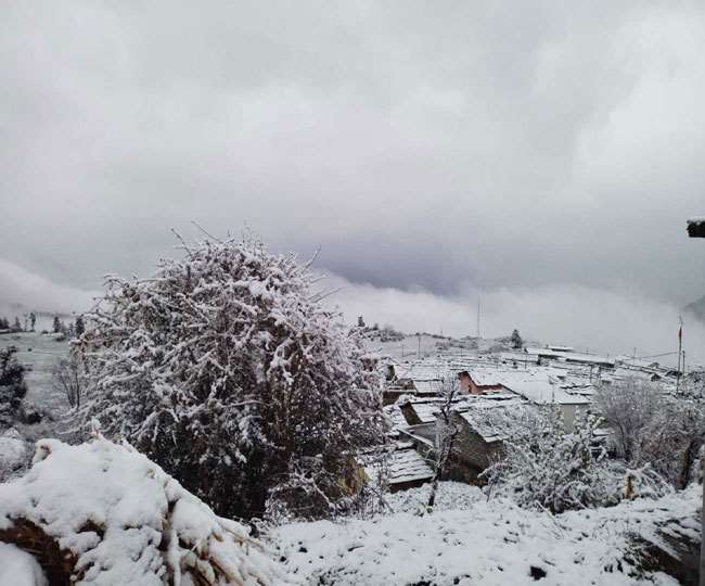 उत्तराखंड में बढ़ी दुश्वारियां, भारी बर्फबारी से धनोल्टी में तीन दिन से सड़क बंद, जानें मौसम विभाग का पूर्वानुमान
