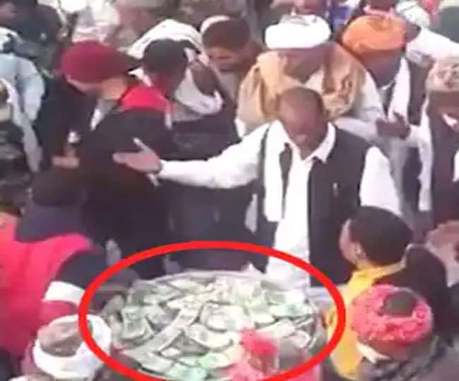 बर्खास्त थानेदार ने बेटी को दहेज में दिए सवा करोड़ कैश, कोरोना गाइडलाइन की धज्जियां उड़ाते हुए शादी में बुलाए 800 मेहमान