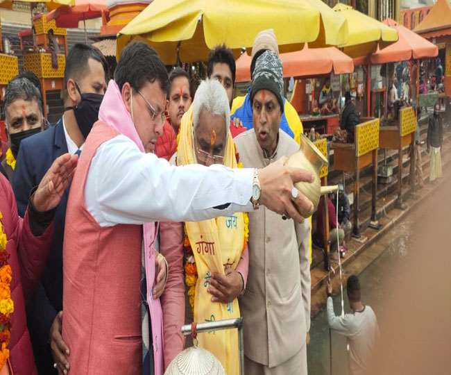 सीएम पुष्कर धामी ने हरकी पैड़ी में किया गंगा पूजन, प्रदेश अध्यक्ष मदन कौशिक के नामांकन में रहे मौजूद