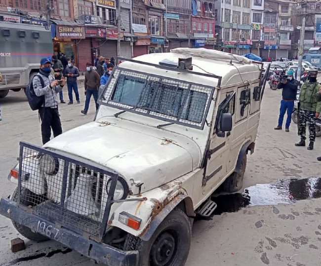 जम्मू-कश्मीर: हरि सिंह हाई स्ट्रीट में ग्रेनेड हमले करने वाला एक आतंकी दबोचा, पूछताछ जारी