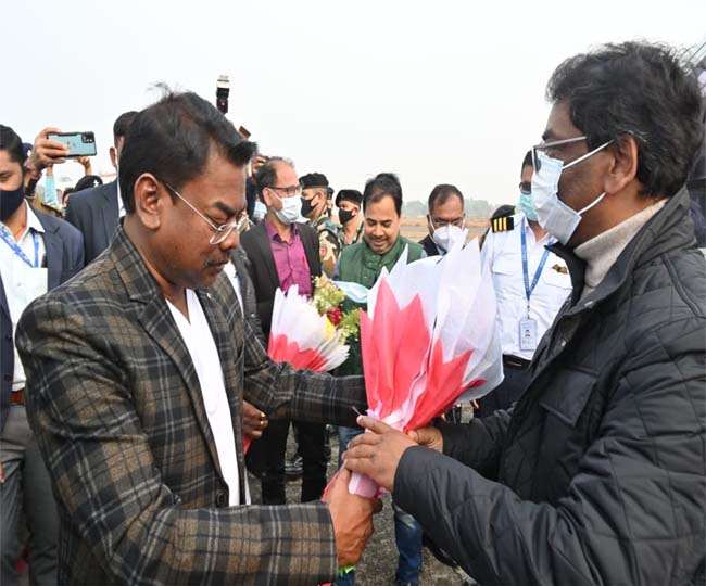 गणतंत्र दिवस समारोह में भाग लेने दुमका पहुंचे मुख्यमंत्री, झारखंड पेट्रोल सब्सिडी योजना का करेंगे श्रीगणेश