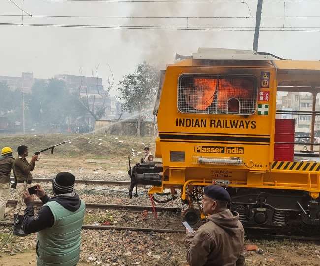 नवादा में छात्रों का उपद्रव, रेल ट्रैक व सिग्नल को पहुंचाया क्षति, आगजनी व पथराव