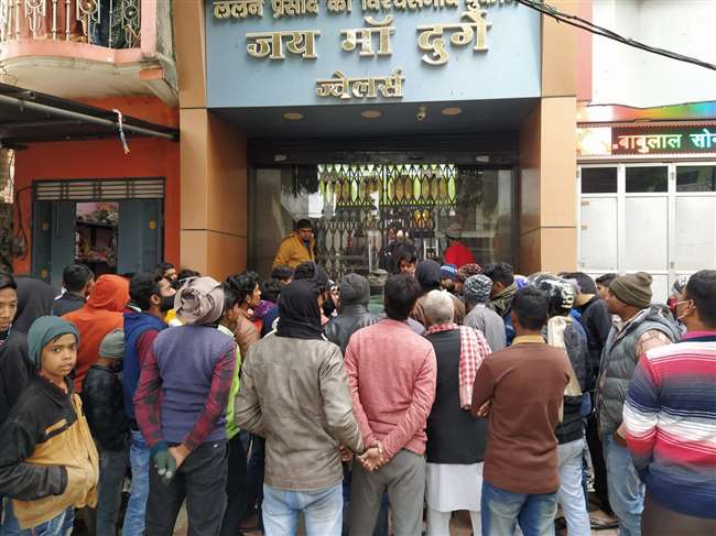 बिहार के गोपालगंज में दिनदहाड़े बड़ी वारदात, बदमाशों ने लूट लिया एक करोड़ से ज्यादा का सोना-चांदी