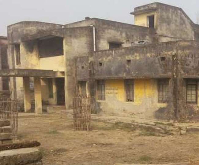लाखों की लागत से बना था आदिवासी बाहुल्य शीतलपुर पंचायत का आयुर्वेदिक अस्पताल, अब इसे इलाज की जरूरत