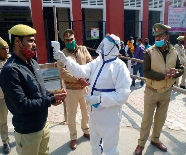पीपीई किट पहन नामांकन कराने पहुंचे 19 चुनाव लड़ चुके वैद्यराज किशन, सीएम योगी के खिलाफ भी ठोकेंगे ताल