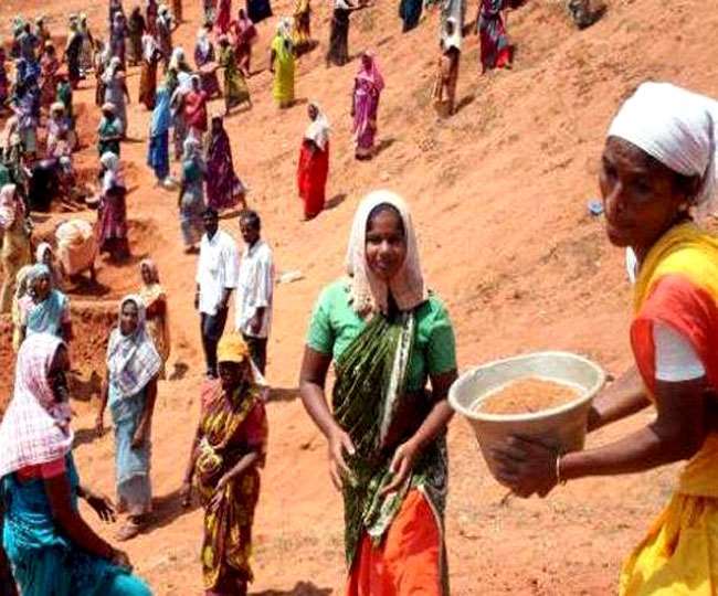 कड़ाके की ठंड में थम गया मनरेगा का भी काम, कांप रहे मजदूर, नहीं चला पा रहे फावड़ा