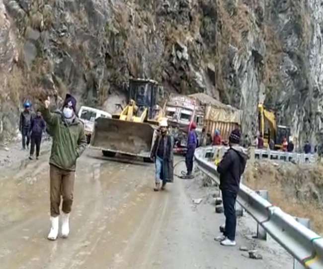 एक ट्रक से ट्रैफिक जाम पर सबक, जम्मू श्रीनगर राजमार्ग पर ओवरलोड वाहनों पर कसेगी नकेल