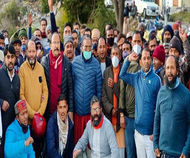 उत्तराखंड चुनाव 2022 : विधानसभा उपाध्यक्ष ने दिया इस्तीफा, अल्मोड़ा में भाजपा कार्यकर्ताओं ने की बगावत