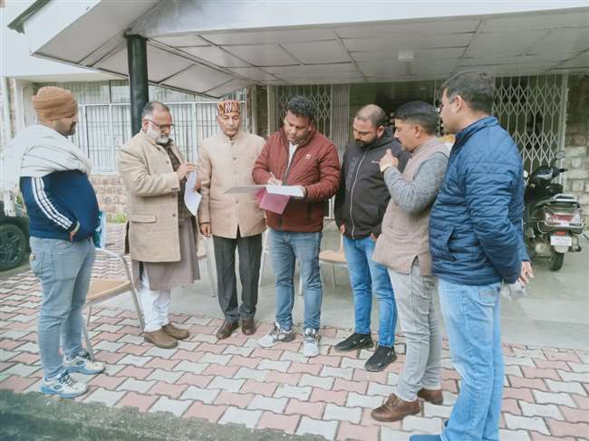 नगरोटा बगवां में राजन सुशांत ने पुरानी पेंशन बहाली को लेकर हस्ताक्षर अभियान किया शुरू