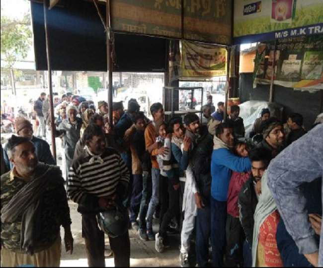 फतेहाबाद खाद वितरित की गड़बड़ी के बाद हुआ था लाइसेंस सस्पेंड, स्टाक आया तो हुआ हंगामा