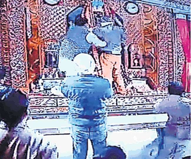 पटियाला के काली माता मंदिर में बेअदबी, सिंहासन पर चढ़कर मां की मूर्ति से लिपटने वाला युवक गिरफ्तार