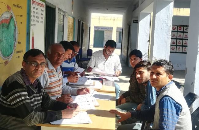 कैंप लगाकर किया वोट बनाने व वोटर कार्ड में गलतियां सुधारने का कार्य