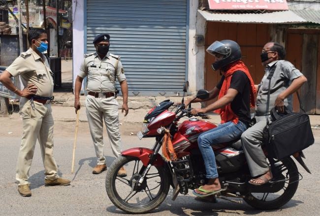 लॉकडाउन का उल्लंघन करने वालों से एक लाख जुर्माना वसूला गया, कई पर केस
