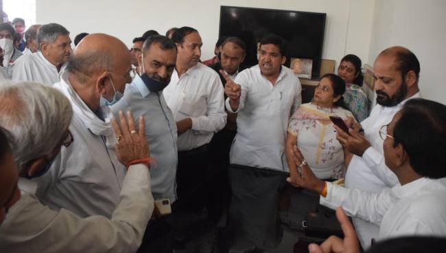 पर्यवेक्षकों के सामने ही भिड़े कांग्रेस नेता संजय अग्रवाल और महेंद्र कादियान