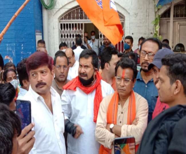 दिनहाटा में भाजपा नेता की हत्या के विरोध में पार्टी कार्यकर्ताओं ने कोलकाता में थाने का किया घेराव