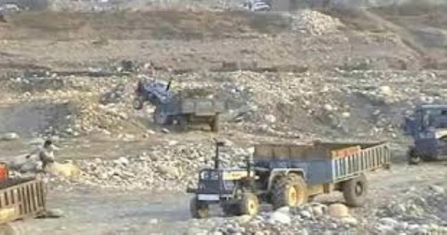 वन निगम के कर्मचारियों ने खनन कार्य का किया विरोध