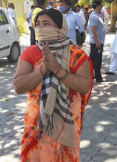 सीढि़यों से गिरी बच्ची को बताया कोरोना आशंकित, इलाज नहीं किया